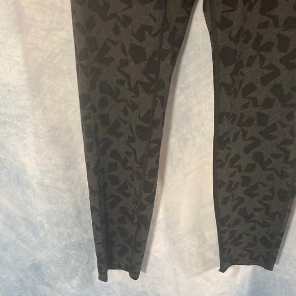 NWT Aerie Black & Grey Star Print Leggings Chill Play Move Line 7/8 Length Large - Picture 3 of 16